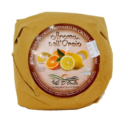 Ser Pecorino dojrzewający w skórkach cytrusowych